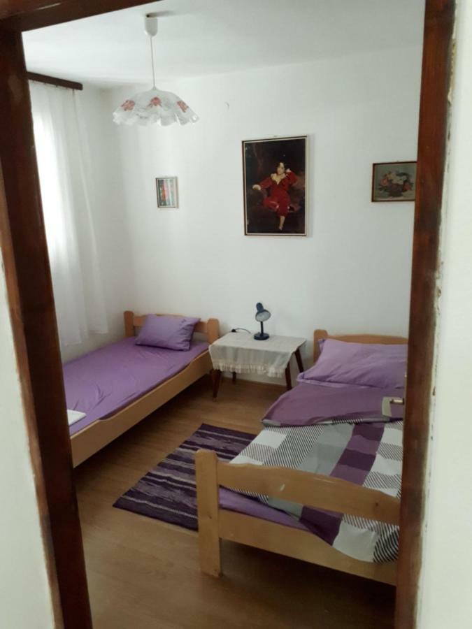 Apartman Fox Pirovac Εξωτερικό φωτογραφία